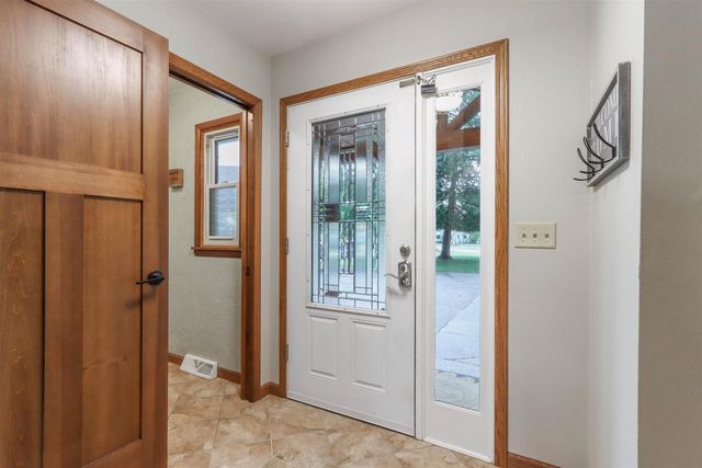 918 S MAIN STREET, Waupaca, WI 54981