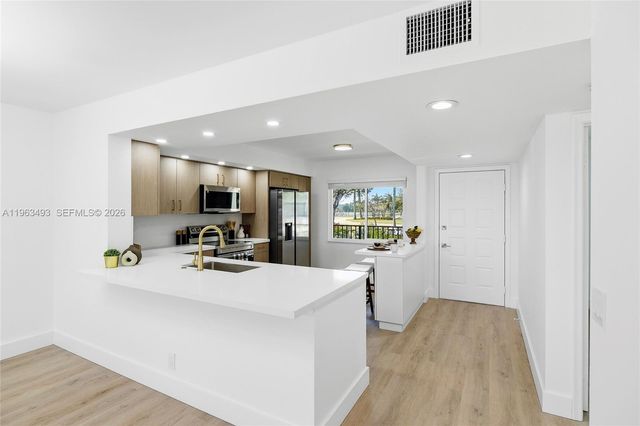 901 SW 128th Ter 204A, Pembroke Pines, FL 33027