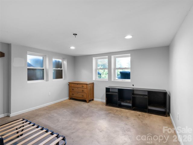 2 Pelzer Street, Asheville, NC 28804