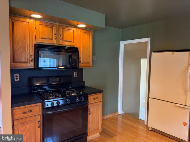 803 RENNARD CIR, Philadelphia, PA 19116