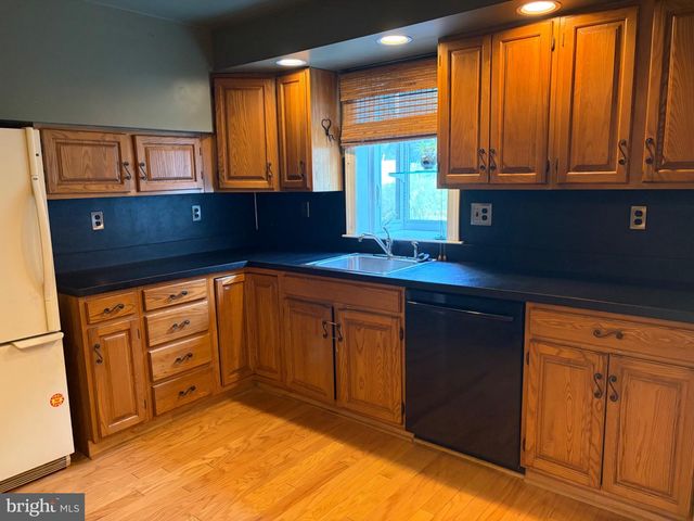 803 RENNARD CIR, Philadelphia, PA 19116