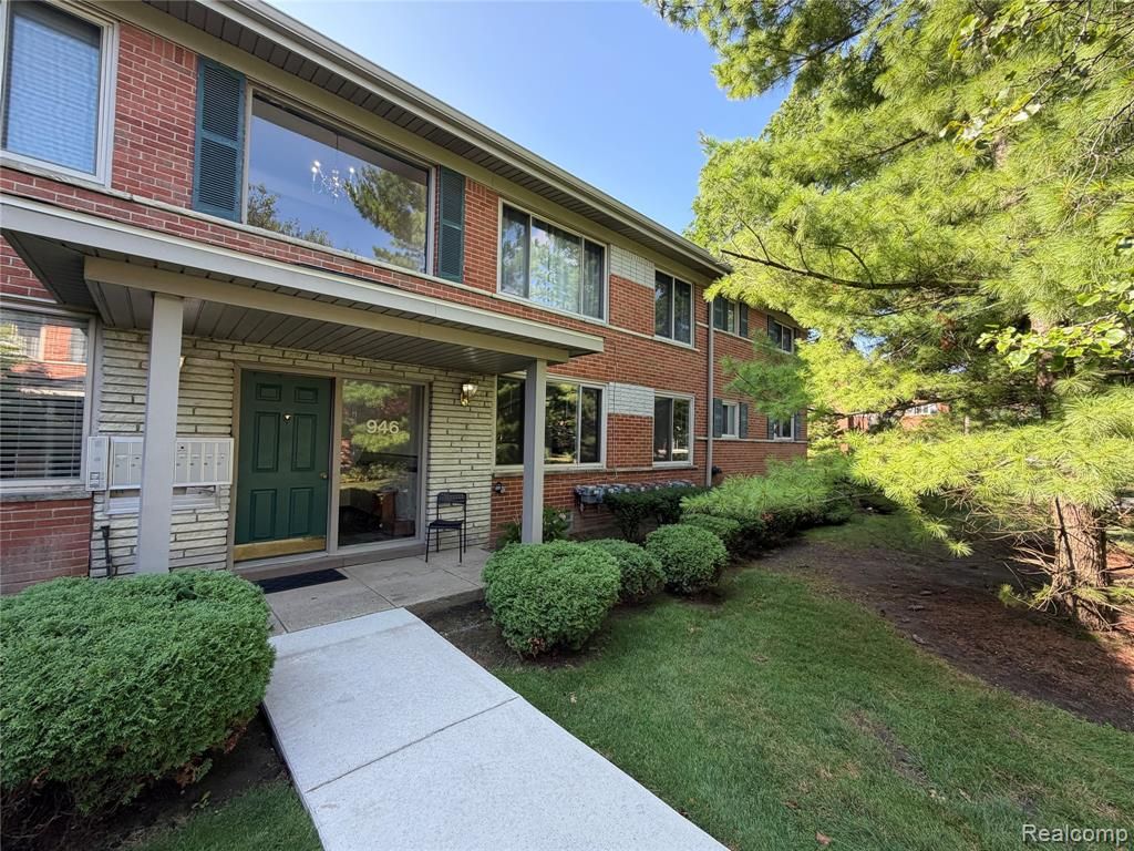 946 N Adams Road 3, Birmingham, MI 48009