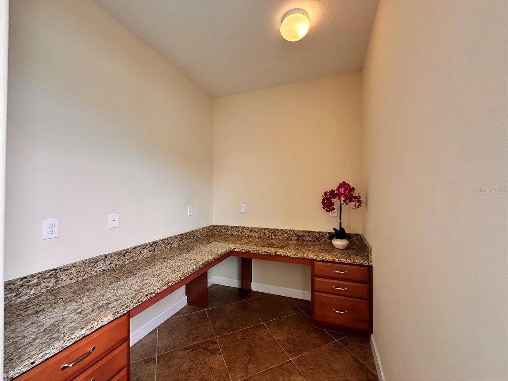 Image 6 of property listing at 7409 FAIRGROVE AVENUE, Windermere, FL 34786