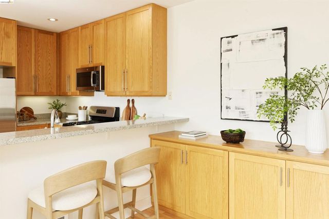 371 30th Street 404, Oakland, CA 94609