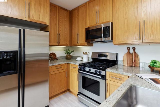 371 30th Street 404, Oakland, CA 94609