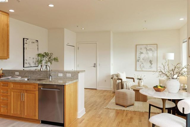 371 30th Street 404, Oakland, CA 94609