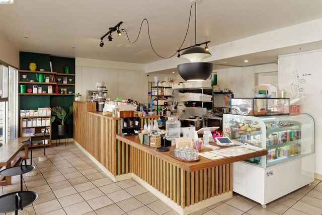 371 30th Street 404, Oakland, CA 94609