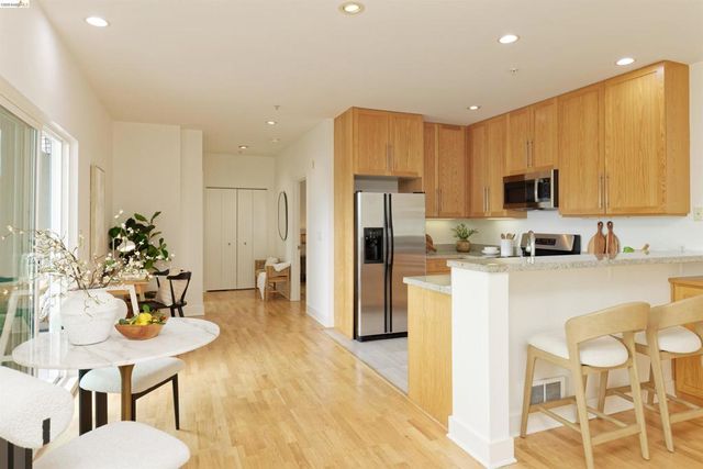 371 30th Street 404, Oakland, CA 94609