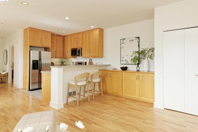 371 30th Street 404, Oakland, CA 94609