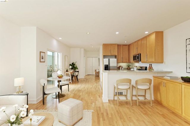 371 30th Street 404, Oakland, CA 94609