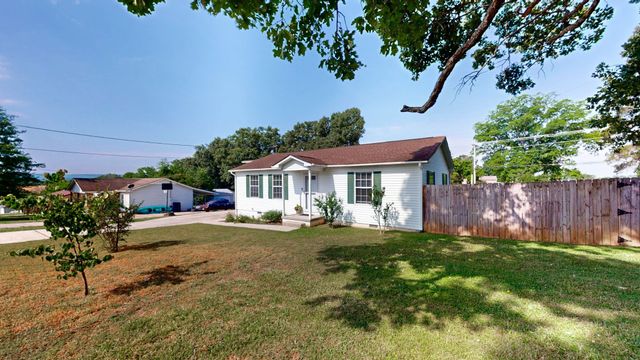 100 Waggoner St, Decherd, TN 37324