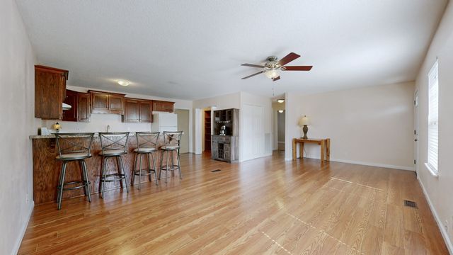 100 Waggoner St, Decherd, TN 37324