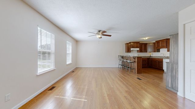 100 Waggoner St, Decherd, TN 37324