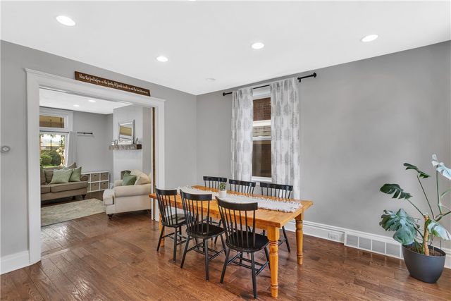 365 Pennsylvania Ave, Oakmont, PA 15139