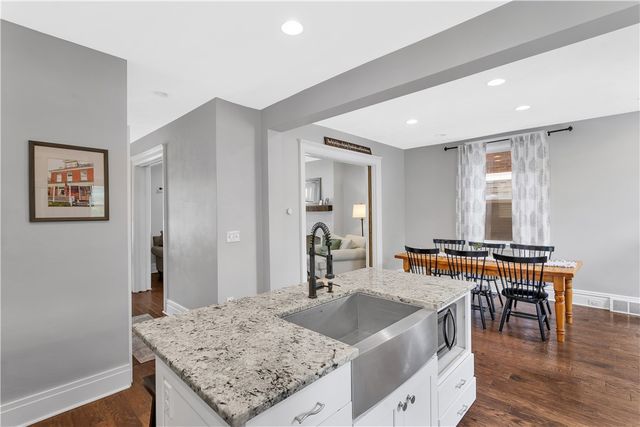 365 Pennsylvania Ave, Oakmont, PA 15139