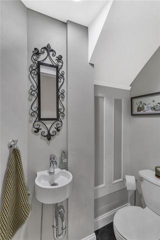 365 Pennsylvania Ave, Oakmont, PA 15139