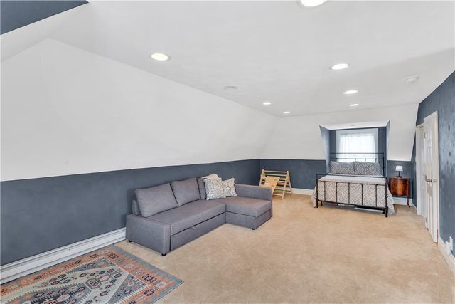 365 Pennsylvania Ave, Oakmont, PA 15139
