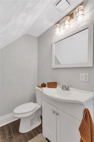 365 Pennsylvania Ave, Oakmont, PA 15139