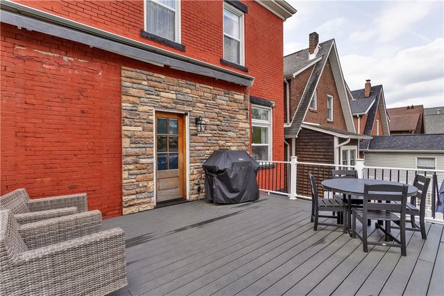 365 Pennsylvania Ave, Oakmont, PA 15139