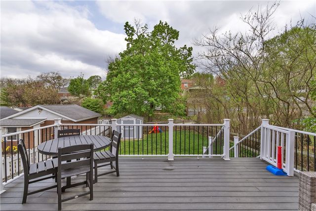 365 Pennsylvania Ave, Oakmont, PA 15139
