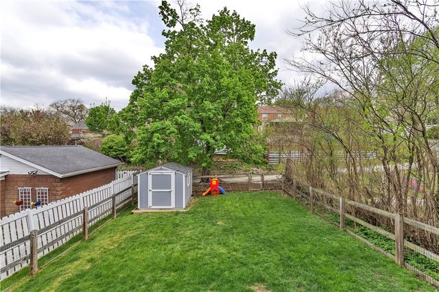 365 Pennsylvania Ave, Oakmont, PA 15139