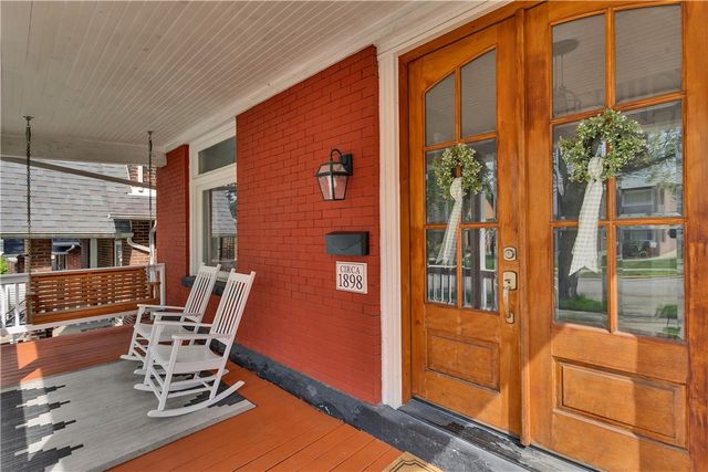 365 Pennsylvania Ave, Oakmont, PA 15139