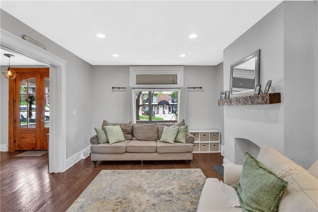 365 Pennsylvania Ave, Oakmont, PA 15139