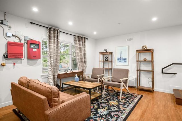 306 E 30th ST 105, Austin, TX 78705