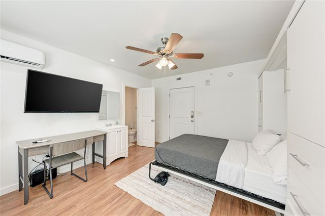 306 E 30th ST 105, Austin, TX 78705