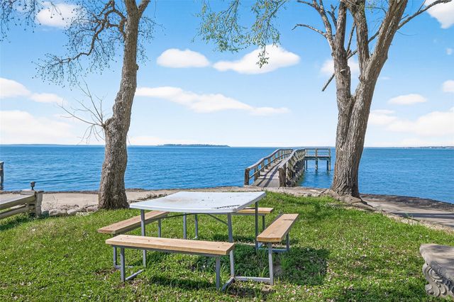 323 Lake Livingston Drive, Livingston, TX 77351