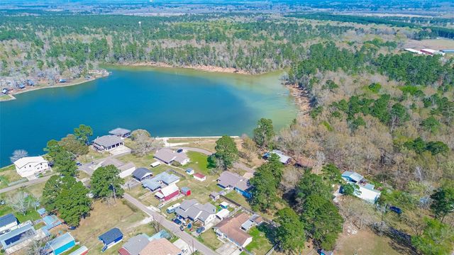 323 Lake Livingston Drive, Livingston, TX 77351