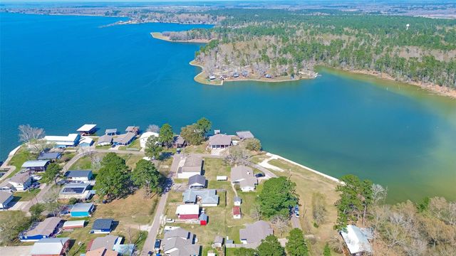 323 Lake Livingston Drive, Livingston, TX 77351