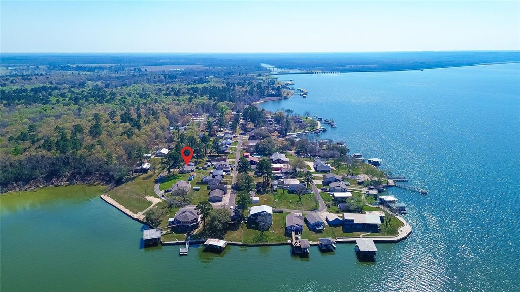 323 Lake Livingston Drive, Livingston, TX 77351