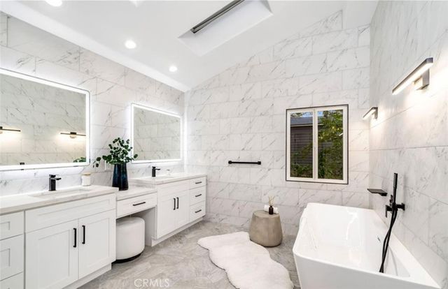 23555 Summit Dr, Calabasas, CA 91302