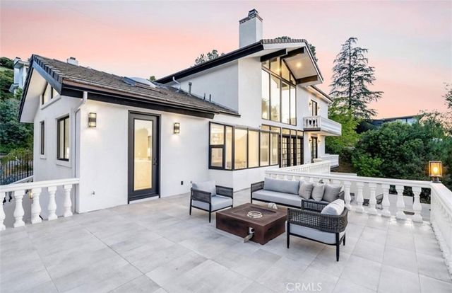 23555 Summit Dr, Calabasas, CA 91302