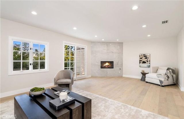 23555 Summit Dr, Calabasas, CA 91302
