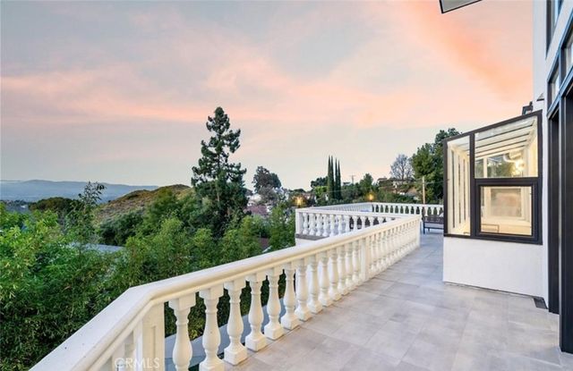 23555 Summit Dr, Calabasas, CA 91302