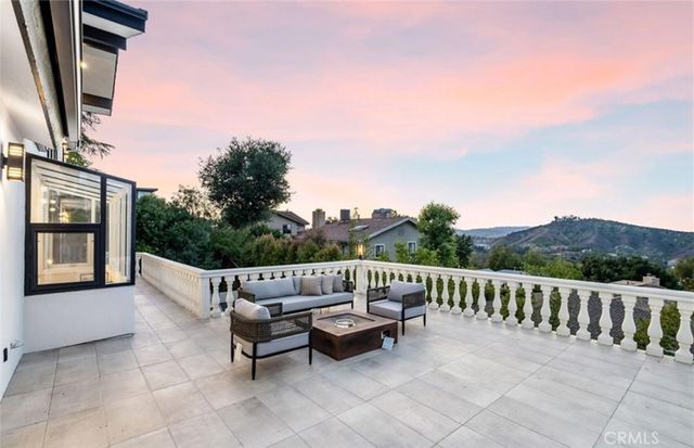 23555 Summit Dr, Calabasas, CA 91302