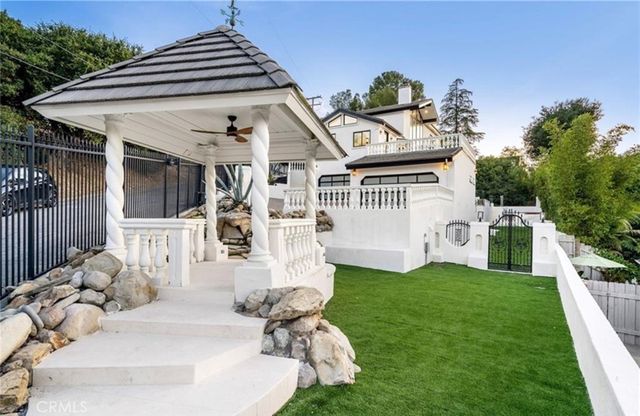 23555 Summit Dr, Calabasas, CA 91302