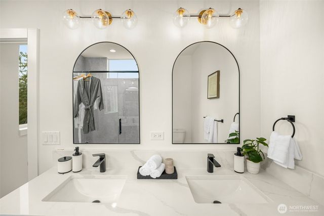 1227 B N 48th Street, Seattle, WA 98103