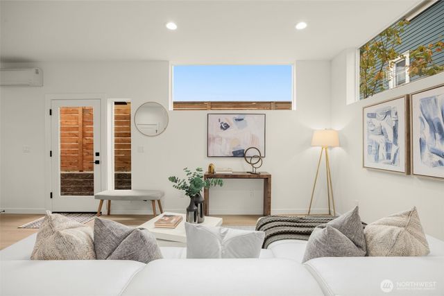 1227 B N 48th Street, Seattle, WA 98103