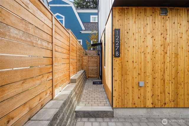 1227 B N 48th Street, Seattle, WA 98103