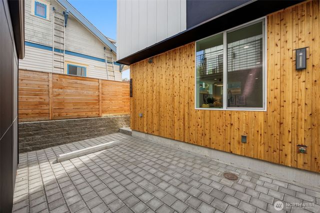 1227 B N 48th Street, Seattle, WA 98103