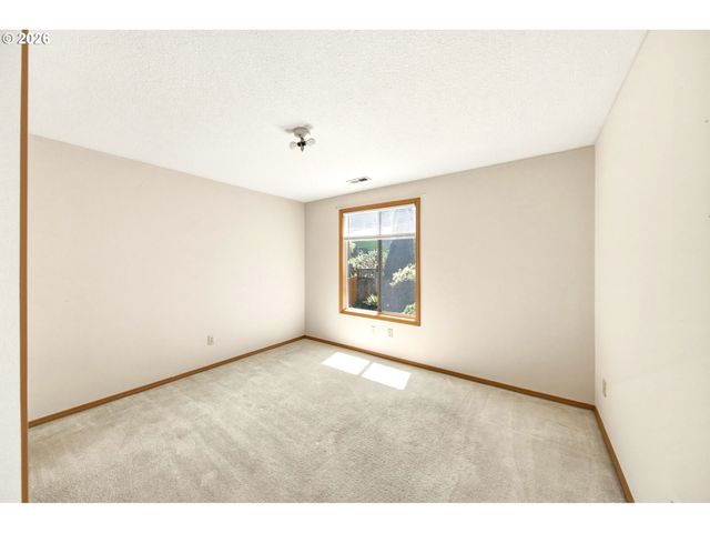 5002 Sw VACUNA St, Portland, OR 97219