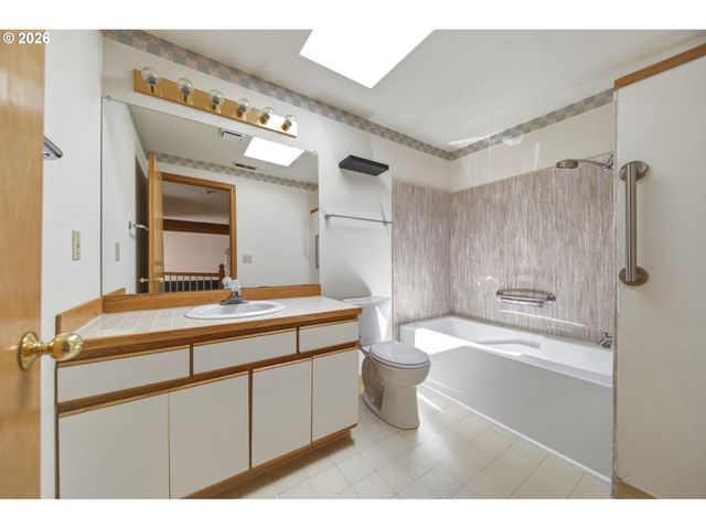 5002 Sw VACUNA St, Portland, OR 97219