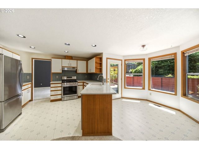 5002 Sw VACUNA St, Portland, OR 97219