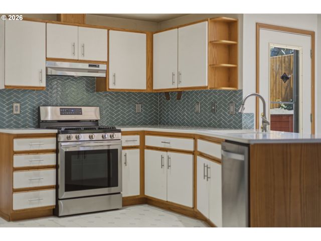 5002 Sw VACUNA St, Portland, OR 97219