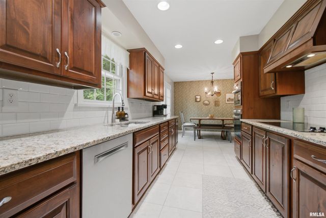 3900 N HARMON Avenue, Peoria, IL 61614