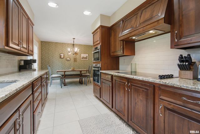 3900 N HARMON Avenue, Peoria, IL 61614