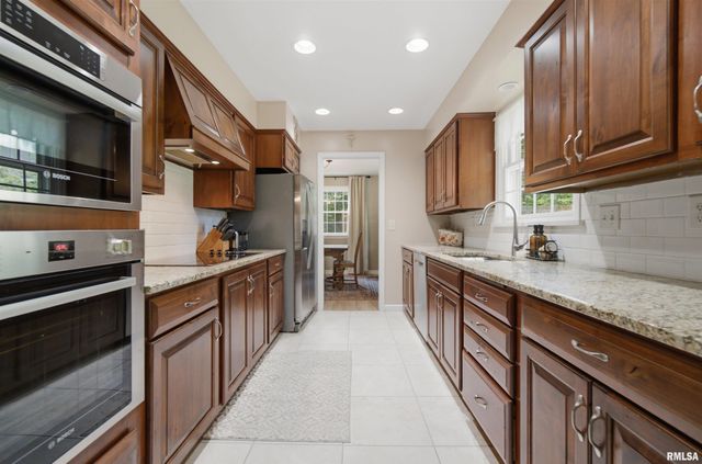 3900 N HARMON Avenue, Peoria, IL 61614